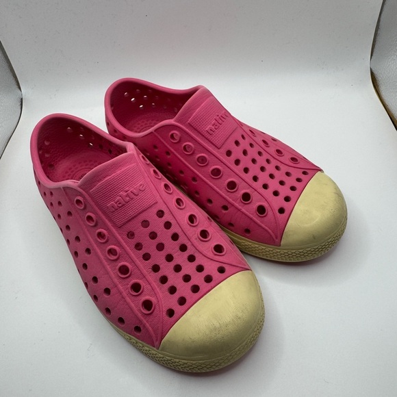 Native Jefferson Toddler Size 9 Girls Pink and Cream Lightweight Water Shoes - Picture 1 of 6